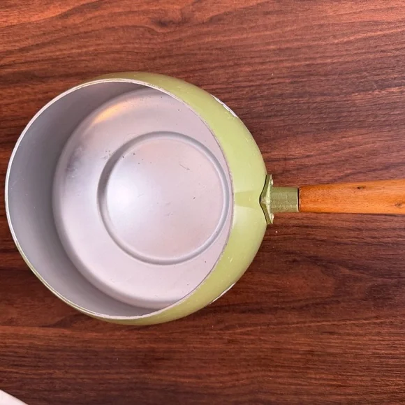 🌼 Vintage Green Enamel Saucepan w/ Lid & Wooden Handle – Mid Century Design🌼 - Picture 2 of 4